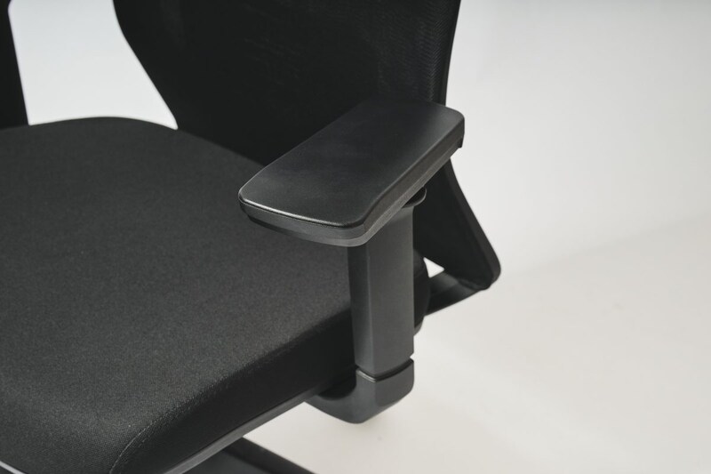 3Dアームレストの肘可動範囲も広く、上下に7段階、肘左右角度 最大36°、肘前後10段階と細かな調整が可能