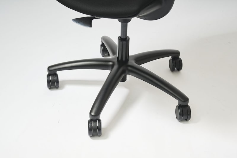 オフィスでも使いやすいキャスター付きで回転式の座面は取り回ししやすく、放射線状に広がる5本の脚は、倒れにくく安定感がある