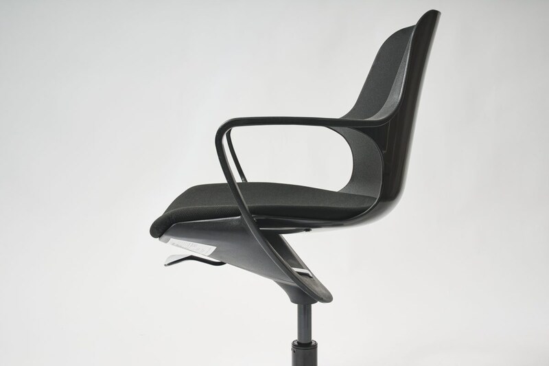 背面と肘置きが一体成形されることで、座った時に自然と手が置ける