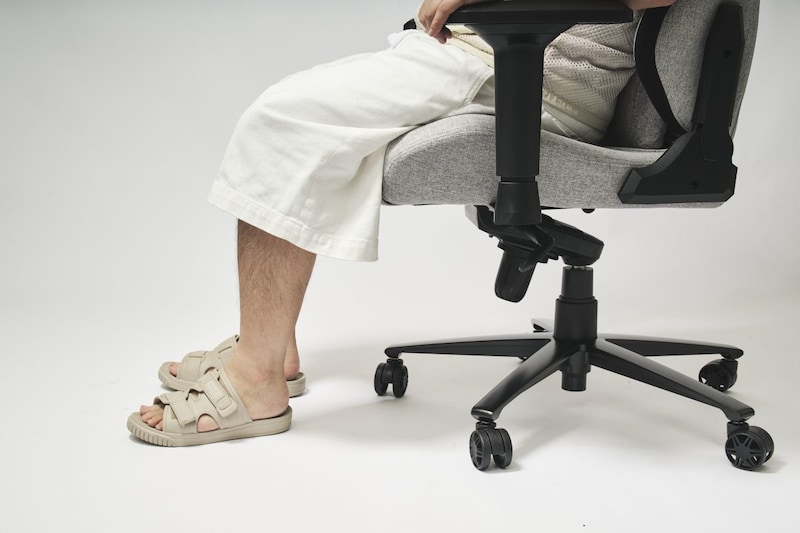 足先が浮きにくいフロントロッキングを採用