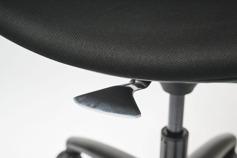 座面下の手前中央についた昇降レバー