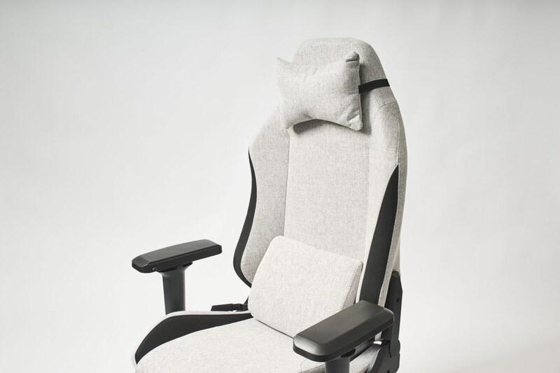 体を包み込むバケットシート形状を採用しており、ハイバック仕様なので安心して身体を預けられる