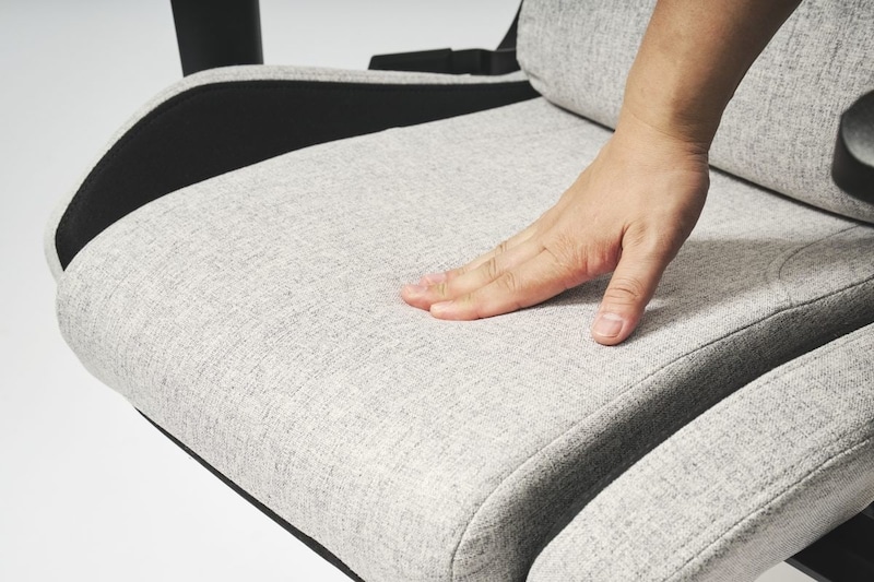 長時間座っても疲れにくい硬めのモールドウレタン座面はちょうど良いフィット感