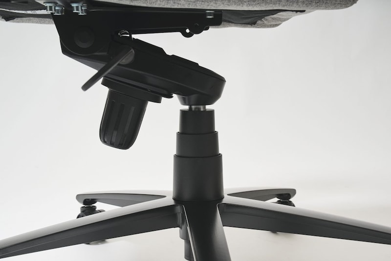 耐久性の高いガスシリンダーを採用し、耐荷重150kgまで対応できる