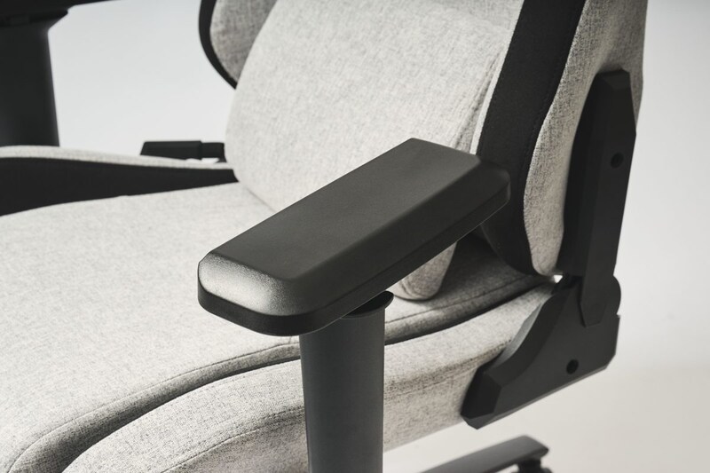 ４方向に動く４Dアームレストは繊細なマウス捌きにも対応