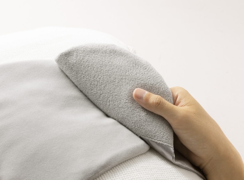 一般に販売している枕に対し、面ファスナーでぴったりの長さに調整