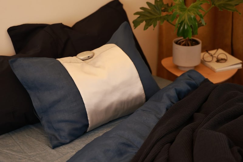 【新発想の温活アイテム】いつもの枕に装着するだけ！アテックスルルド「おやすみネックウォーマー」が快眠をサポート