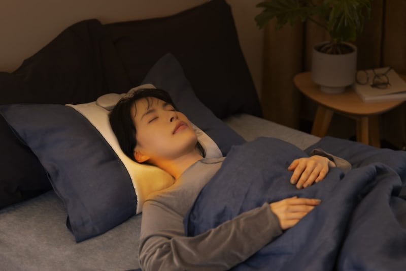 【枕に巻くだけで快眠】新発想の温活アイテム!アテックスルルド「おやすみネックウォーマー」新登場