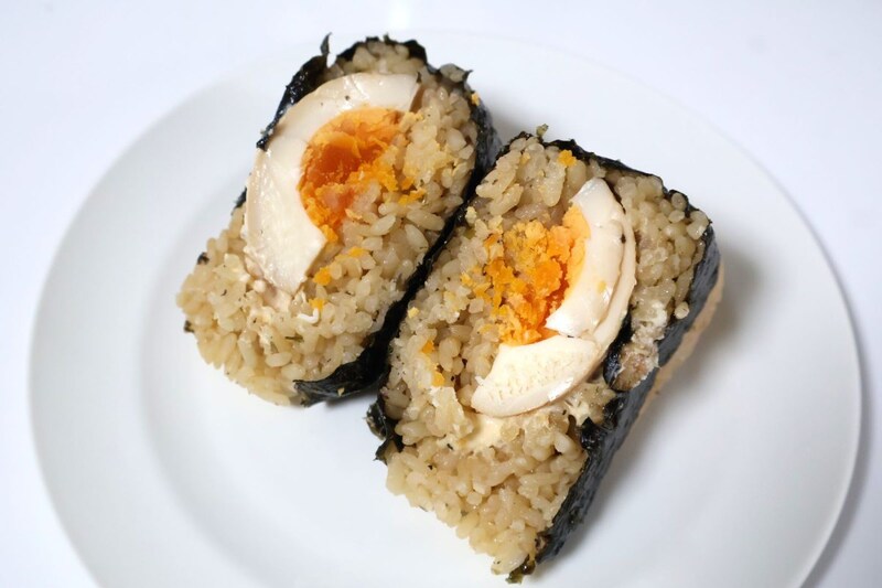 煮たまごは半分サイズで入っている