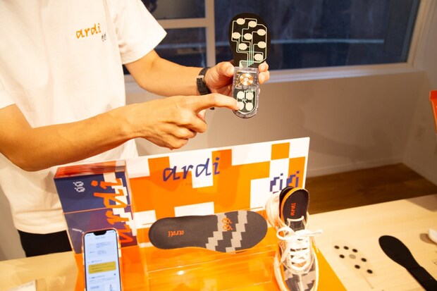 いつも履いている靴に、スマートソールardiを入れるだけという簡単なことで、姿勢が見え、意識することで姿勢が変わるという、身体バランスの根本を改善するアイテム