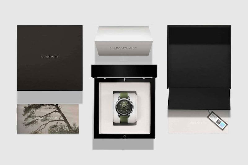 付属ボックスは、コート・ダジュールの洗練された雰囲気を表現したピアノブラックのラッカーフィニッシュ