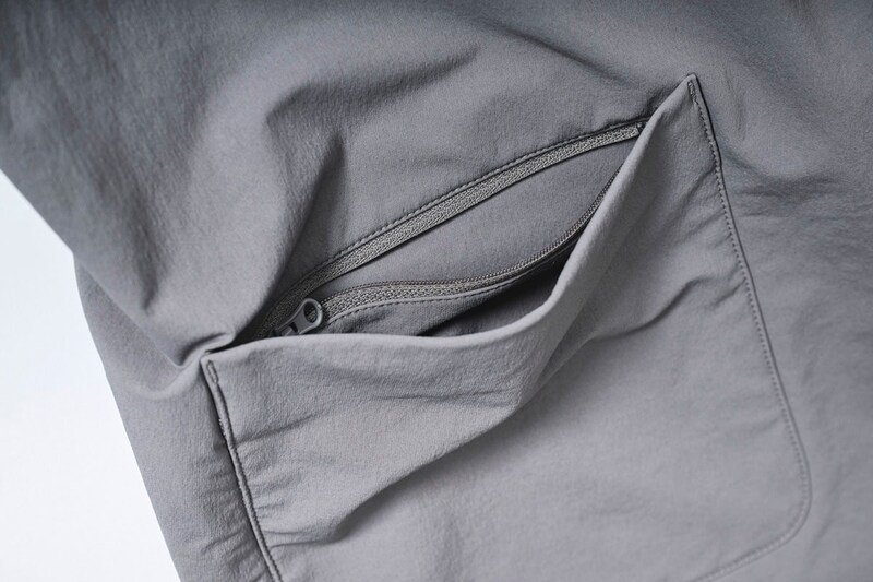 ファスナーポケットも内部に