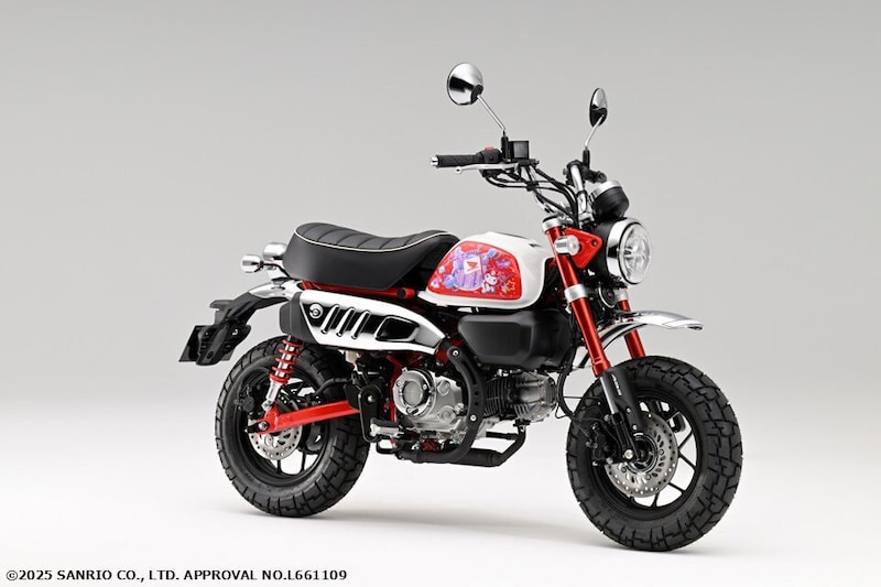 ホンダの人気コンパクトバイク「モンキー」の純正アクセサリーとして、サンリオの人気キャラクター「クロミ」とコラボしたタンクパネル「Honda×Kuromi モンキー125用タンクサイドパネル」が登場