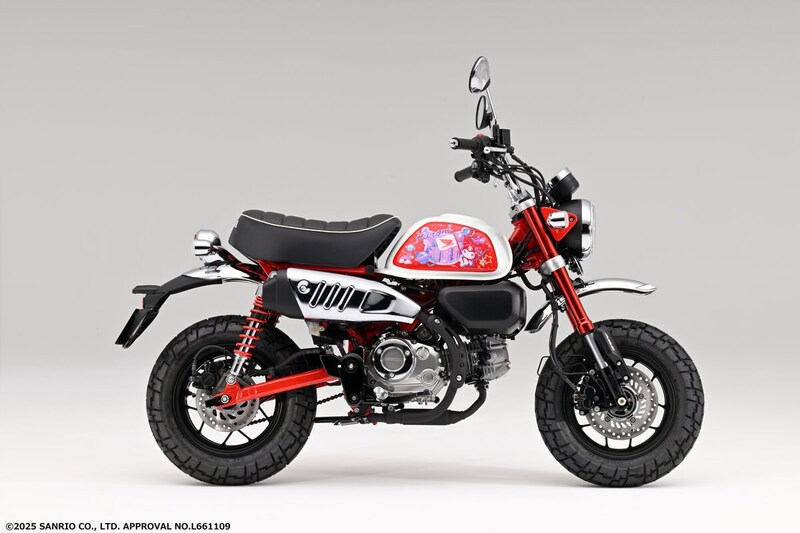 「Honda×Kuromi モンキー125用タンクサイドパネル」は、サンリオとのコラボレーションによって実現