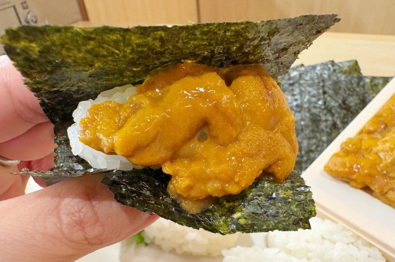 海苔に巻いてオリジナルうに手巻きをたのしめる
