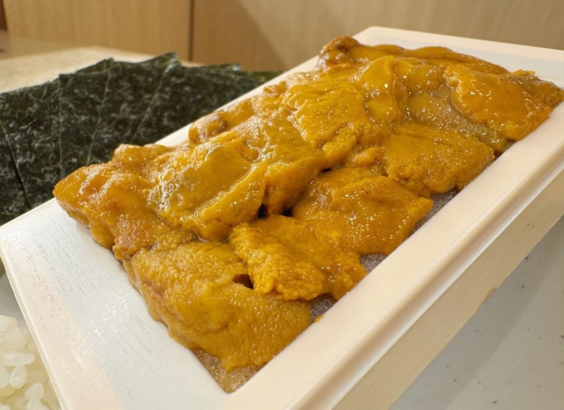 一枚板にたっぷり並べられた新物うに