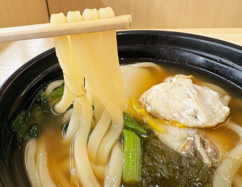 高級食材のふぐを回転寿司で手軽に味わえる、風味豊かな出汁の香りと旨みがたまらない贅沢な一品です