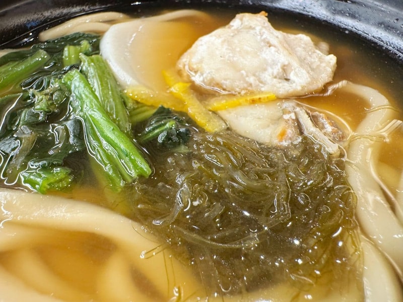 つゆは毎日店舗で手作りされる天然出汁をベースに、フグの豊かな風味をプラスした濃厚で深みのある味わい