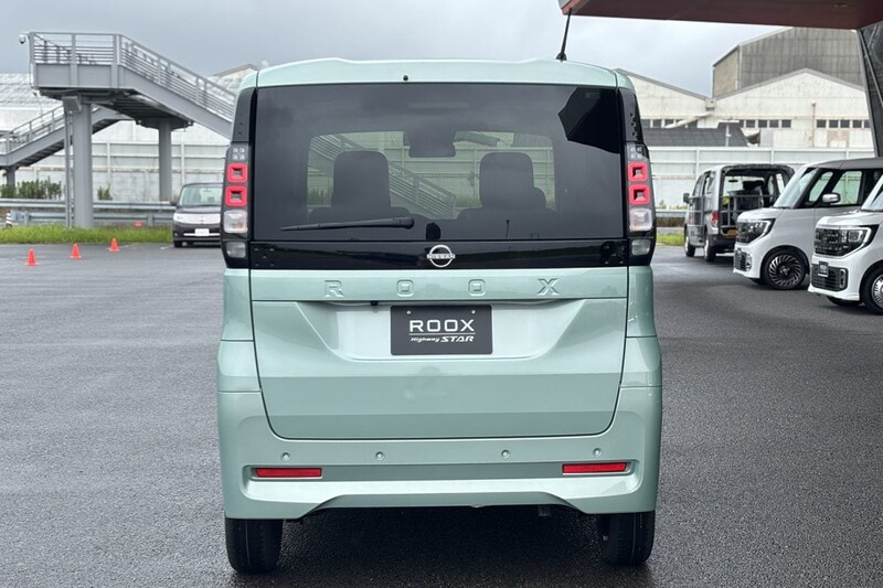 かわいいだけでなくフロント視界は広がり、前後特にリアシートの居住性はクラストップに