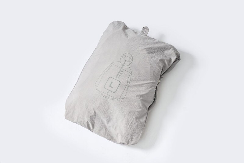 ジャケットのポケットにそのまま収納できるポケッタブル構造を採用