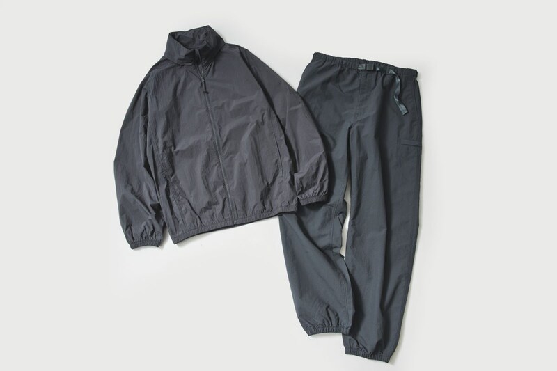 トーンを揃えてコーディネートしているように見えるので、自信を持って着こなせる