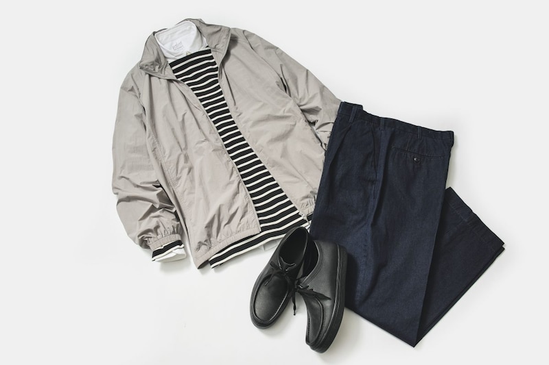 バスクシャツやタック入りパンツ、モカシンと合わせた上品なタウンユーススタイル