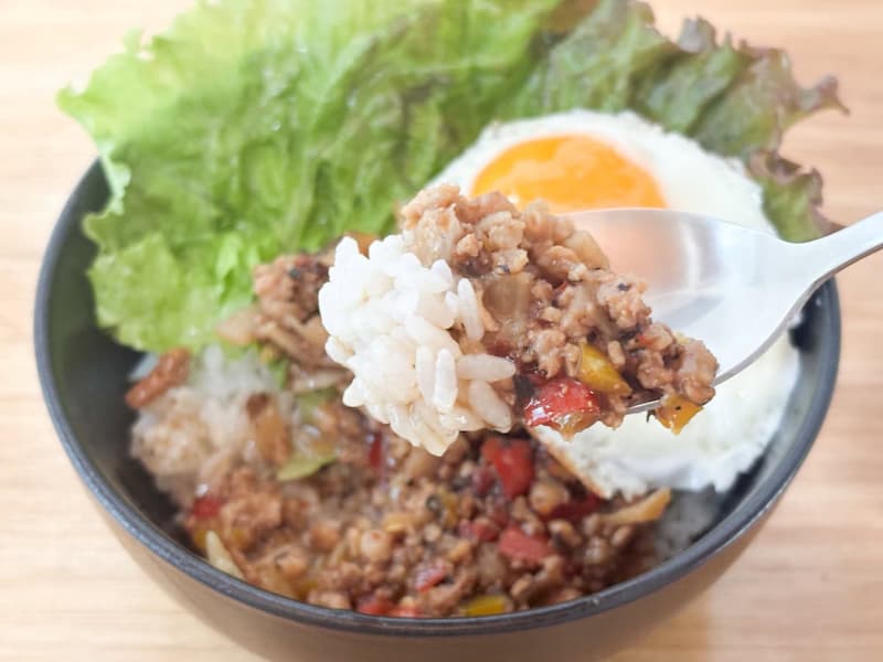 「ガパオライスの具」は香辛料のいい香りと結構なピリ辛具合で、しっかりエスニック感がでています