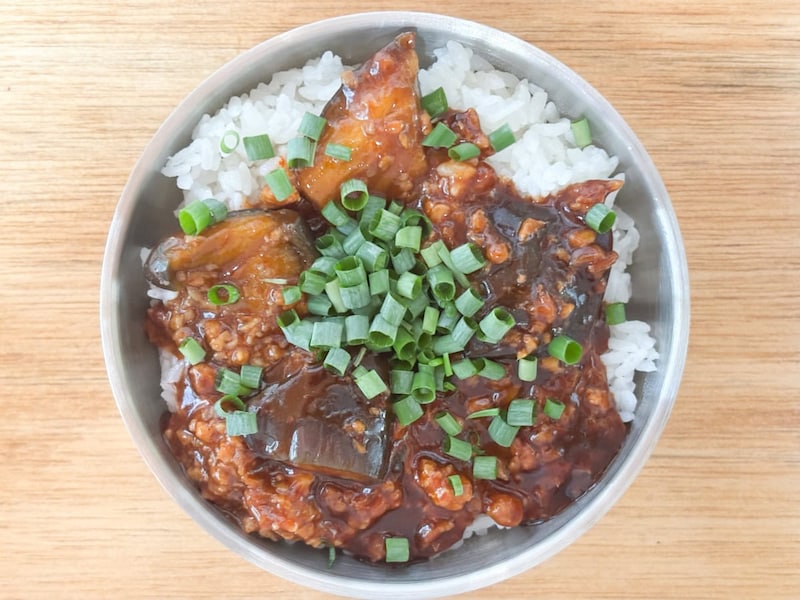 「麻婆なす丼の具」はご飯にかけたそのままでも十分においしいですが、小ネギをトッピングすればアクセントになります