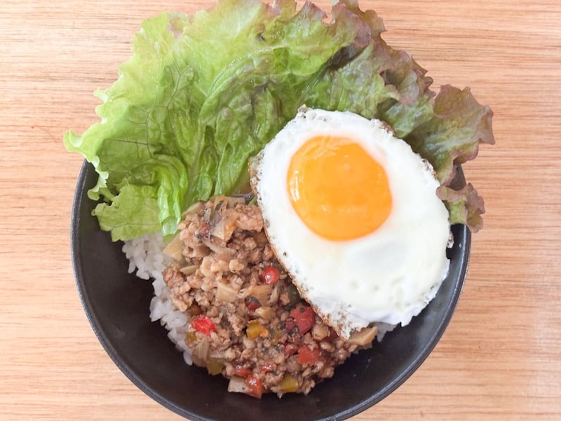「ガパオライスの具」だけでも十分ですが、より外食気分を味わいたいので、サニーレタスと半熟目玉焼きをトッピングしてみました