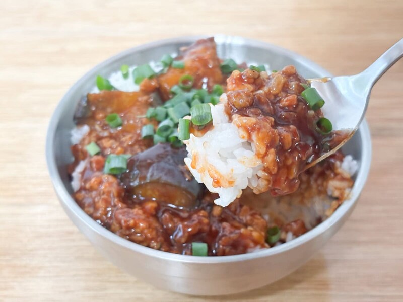 外食の「麻婆なす」って、こんなにピリ辛だったかなあと思えるほど辛いので、ご飯がどんどん進みます