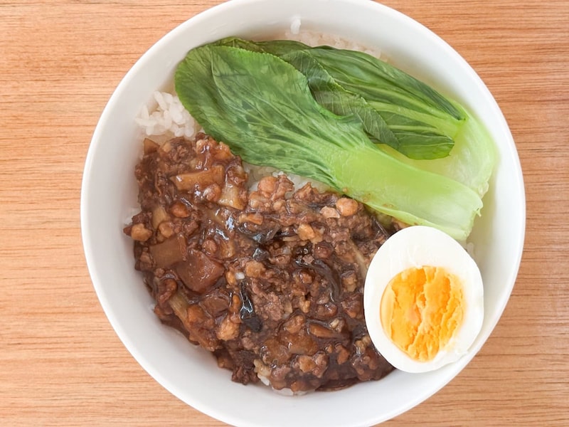 レンチンした「魯肉飯の具」だけでは茶色のどんぶりで健康的に見えないので、茹でタマゴとレンチンしたチンゲンサイをトッピングして、映え仕上げにしてみました