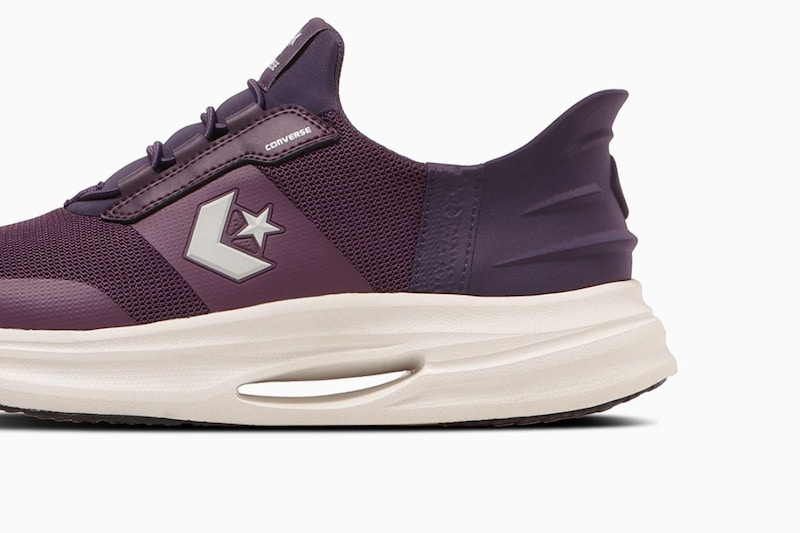 ミッドソールはランニングシューズと同じ形状を採用して空洞を設けることで、スムーズな足運びを可能に