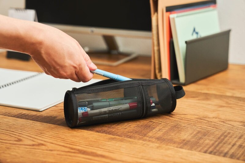 ナイロンメッシュ縦でも横でも使えるペンケース　「しっかりした素材が使われているので、ペンやカッターと一緒にケーブルや付箋などもひとまとめにしています」（ライター 金山 靖さん）