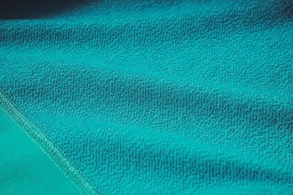 起毛の裏地は肌触りがいいだけでなく、保温性が高く、さらに軽さや速乾性にも優れる