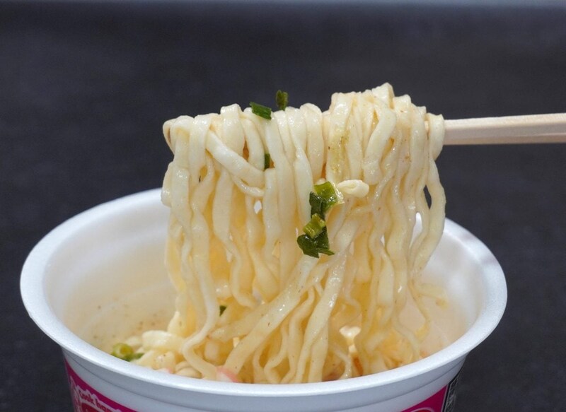 エースコック スーパーカップ1.5倍 沖縄 島そば／濃くなりすぎず刺激も抑えめな味付けからは、素朴な味わいを演出している意図が読み取れます