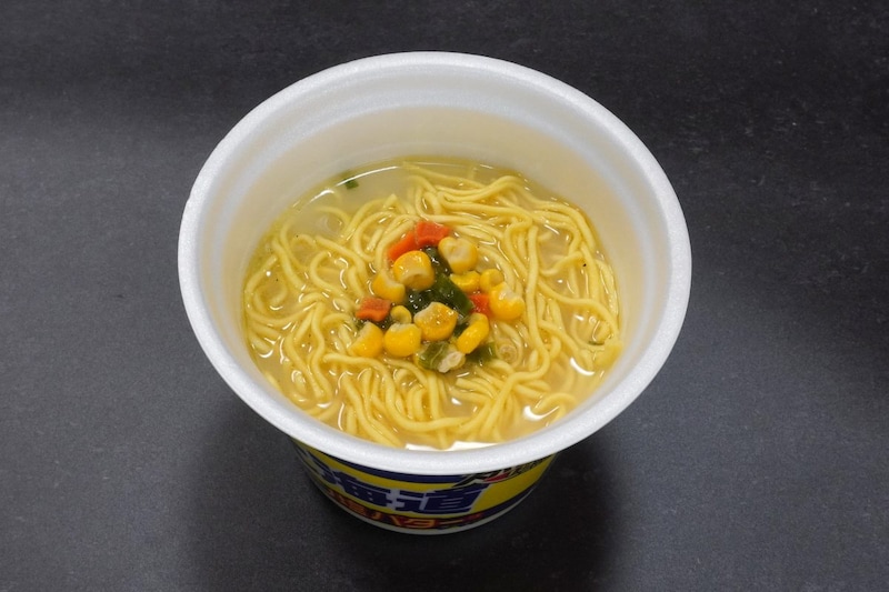 エースコック スーパーカップ1.5倍 北海道 コーン塩バター味ラーメン／中太のストレート麺はプツンと切れる歯ごたえのよさが抜群！ 麺の甘みとスープの味わいが互いを引き立て、特に塩スープの旨みがはっきりとして味の相乗効果を感じました