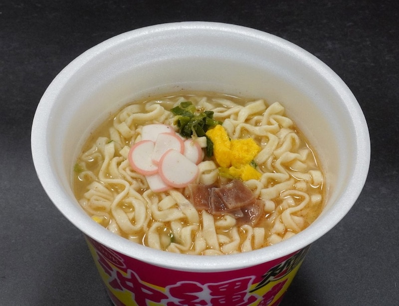 エースコック スーパーカップ1.5倍 沖縄 島そば／麺の甘みによってスープのしょっぱさが際立つ感じで、噛んでいるうちに鰹や昆布などの旨みがしみ出てきて、飲み込んだ後も後を引く感じがありました