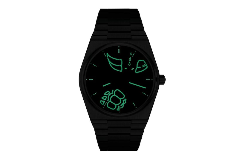 サファイアクリスタルを突き破らんばかりに拳を握りしめ、ダイナミックなポーズで文字盤いっぱいにそびえ立つグレンダイザー