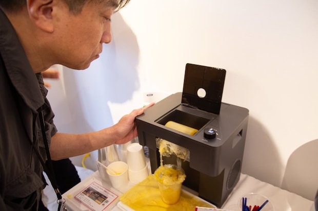 氷を砕くうるさい音もなく、フローズン化されたドリンクが次々と溢れ出てくるのです