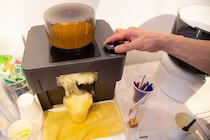 「これレべチすぎる」常温→1分で完成!? 話題の“急速凍結フローズンマシン”を体験してみたら…かき氷の常識を覆すスピードと濃厚さに驚愕