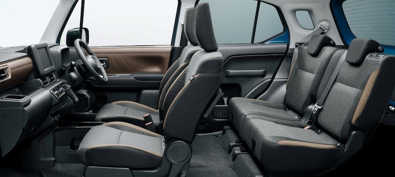 フロントドアトリムとインパネが繋げ、室内が広く見えるデザインとしている