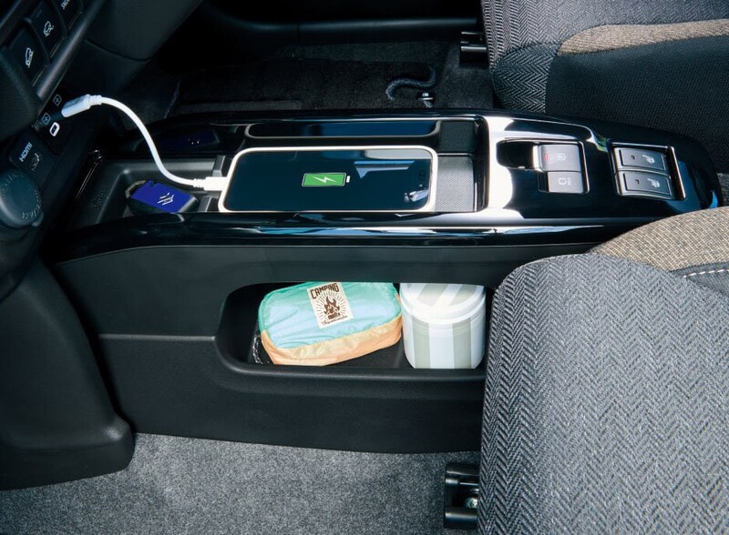 ハイブリッドMZには二段式センターコンソールを採用