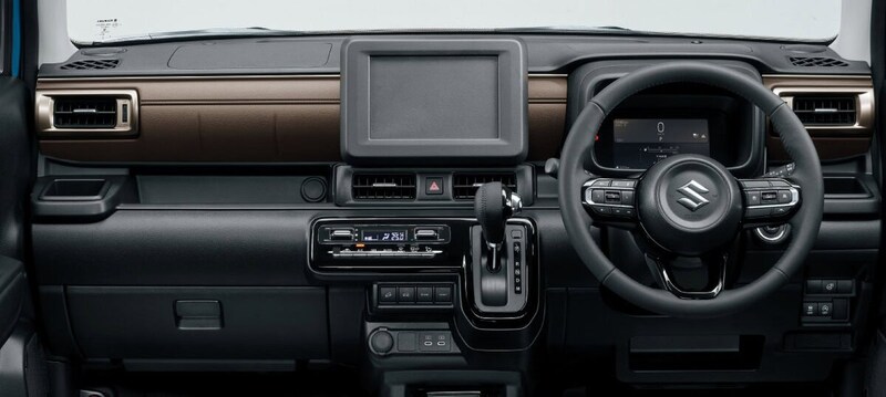 革とステッチを模したパネルや二段式センターコンソールを採用