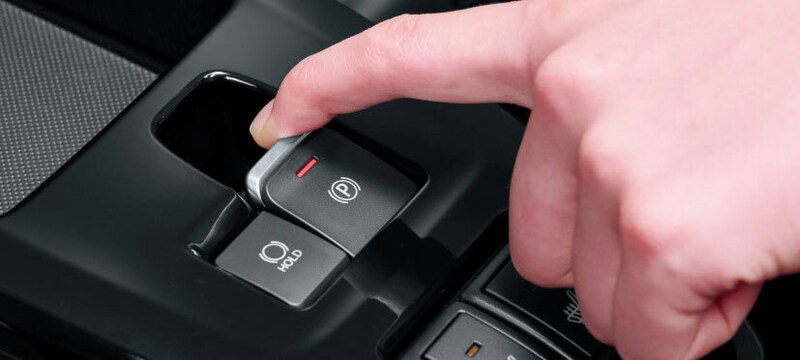 電動パーキングブレーキ(ホールド機能付き)やステアリングヒーター、USB電源ソケット(タイプC)なども標準装備