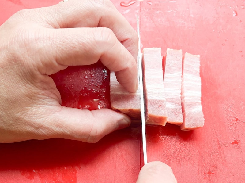 ベーコンはスライスになっているものより、ブロックタイプを選んだ方が歯応えも楽しめます