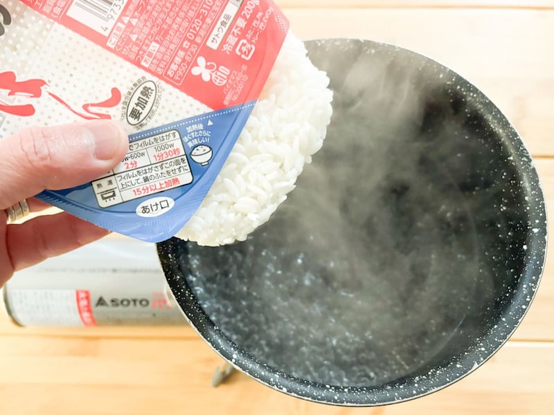 500mLの水が沸騰したら、パックごはんを常温のまま投入します