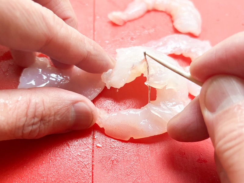 腹ワタや背ワタをとるちょっとした作業が、高級感のある仕上げに大きく貢献するのです