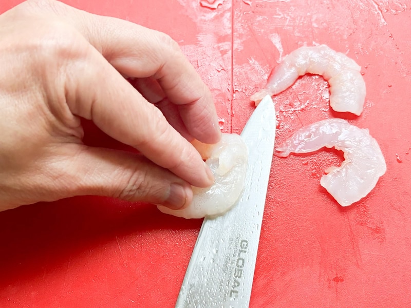 むきエビを半分にスライスし、見た目の量を増やします