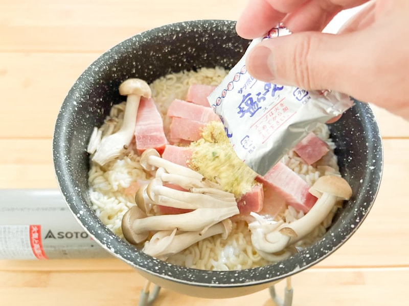 1袋まるまる入れてしまうとかなりしょっぱいので、お好みに合わせて加減するといいでしょ