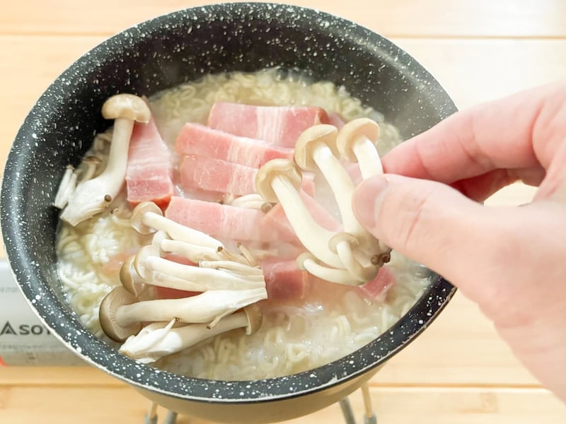 具材を入れ終わったら、「サッポロ一番 塩らーめん」に付属のスープを入れて、軽くかき混ぜます